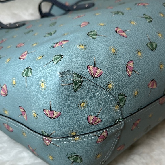 ☔️Coach Blue Umbrella Tote with matching wristlet navy reversible - Picture 10 of 16